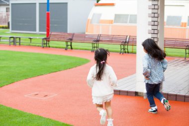 Oyun parkında koşan iki kız