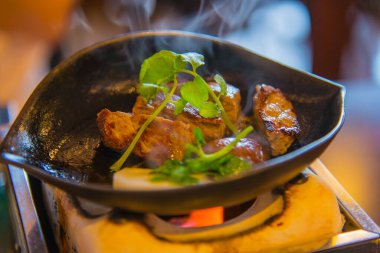 Taze otlarla süslenmiş ızgara et.