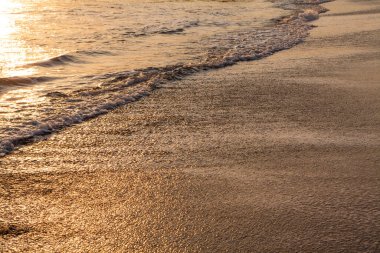 Akşamları deniz dalgalarında gün batımı