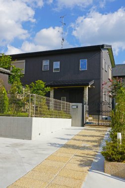 Japonya 'da yeşil ağaçlı modern binalar