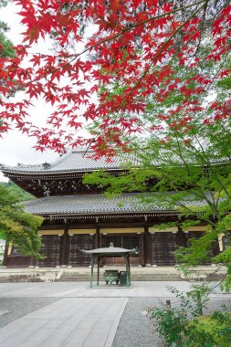 Japonya 'daki tapınağın manzarası. Geleneksel Japon mimari kavramı