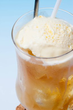 Mavi arka planda dondurmalı taze yaz kokteyli.