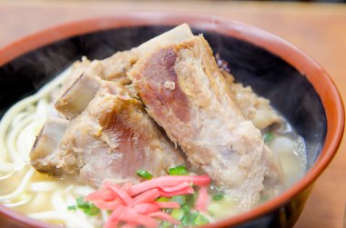 Restoran atmosferinde gerçek bir Asya yemeği sergileniyor.