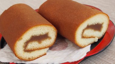 Lezzetli kekler, tabakta bisküviler 