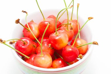 Kasede kırmızı kirazlar, yakın görüş.