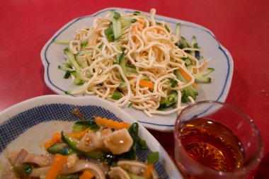 Lezzetli Asya yemeklerinin yakın çekim görüntüsü 