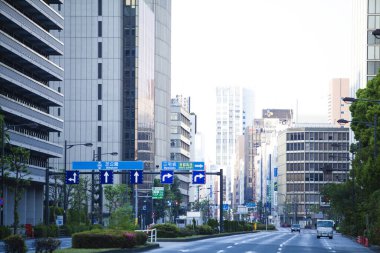 Şehir caddesinde ağaçları olan modern binalar. 