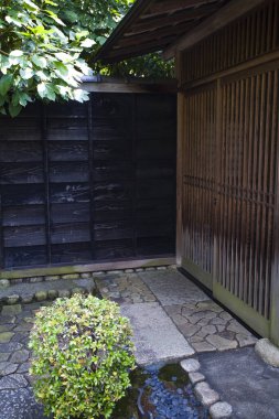 Geleneksel Japon evinin ve güzel bahçesinin dışında.       