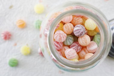 Tatlı renkli şekerlerle dolu cam kavanoza yakın çekim 