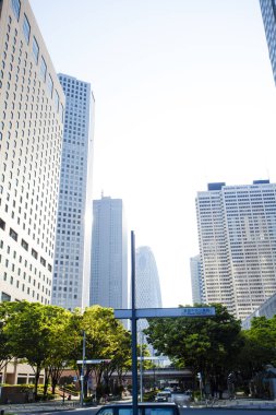 Modern binalar ve mavi gökyüzü - Tokyo, Japonya 'da