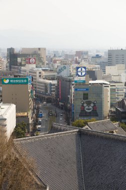 Belirgin bir tabelalı bir Japon şehrinde şehir manzarası.