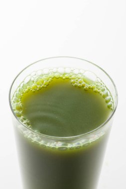 Arka planda bir bardak Yeşil Çay Matcha, yakın plan.