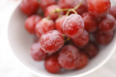 Taze üzümler kasede, yakın çekimde.     