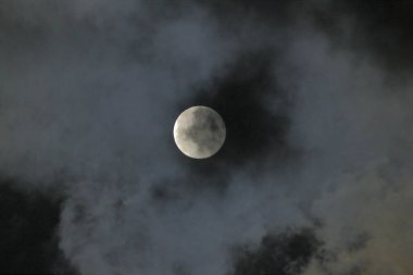 Bulutlu bir gecede ay          