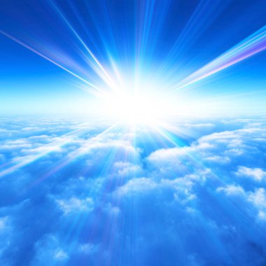 mavi gökyüzü güneş ışınları ve bulutlarla     