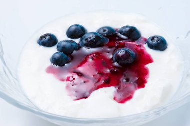 taze böğürtlenli süzme peynir ve cam kasede yoğurt.