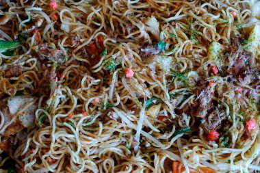 Domuz eti ve sebzeli kızarmış erişte.