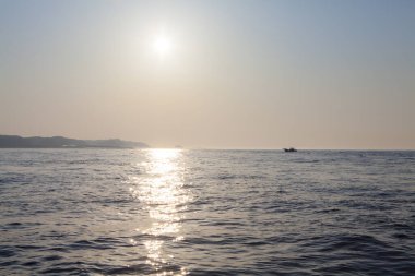 Deniz Sahil üzerinde güzel gün batımı       