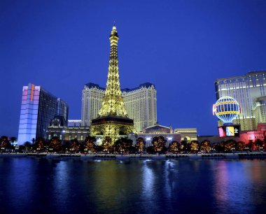 Japon şehrinin Aydınlanmış Mimarisinin Gece Manzarası 