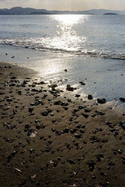 Sahilde ve mavi denizde deniz dalgaları