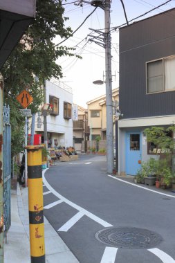 Geleneksel dar Japon caddesinin yaz manzarası 