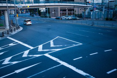 Güneşli bir günde Japonya 'nın güzel caddesi