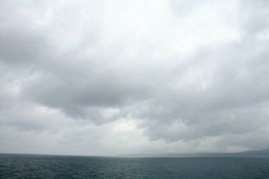 Güzel deniz manzarası ve bulutlu gökyüzü