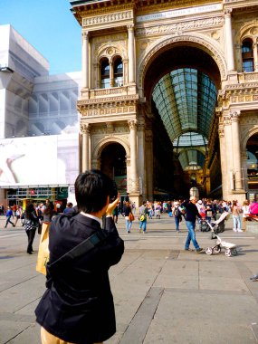 Milano 'daki Piazza del Duomo Meydanı, Galleria Vittorio Emanuele II' nin girişi.