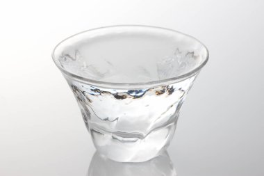 Japon sakesi cam bardakta, kapat manzarayı.