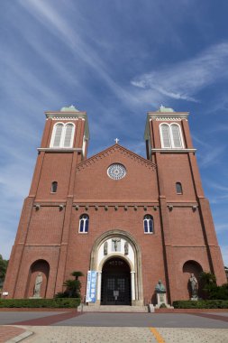Şehirdeki güzel kilise ve mavi gökyüzü