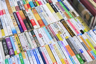 Satılık bir sürü kitap, Japonya 'da bir kitapçı.            