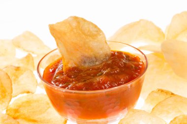 Beyaz arka planda soslu gevrek cipslerin yakın plan görüntüsü 