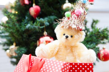 Noel şapkalı sevimli oyuncak ayının yakın çekim görüntüsü. Yeni yıl tatili konsepti.            