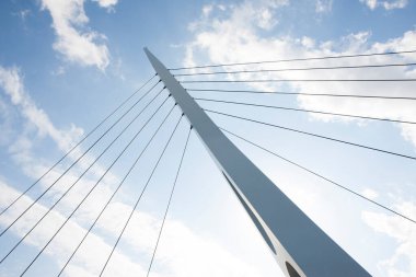 Şehrin modern mimarisinin düşük açılı görüntüsü