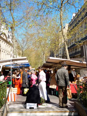 Çin 'deki sokak pazarında tanımlanamayan insanlar