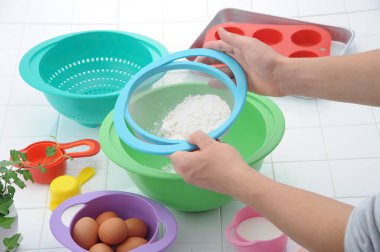 Yeşile un ekliyorum. Karıştırıcı malzemeler hazırlıyorum.