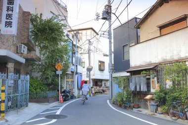 Geleneksel dar Japon caddesinin yaz manzarası 