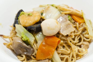 Sebzeli lezzetli spagetti manzarasını kapat.