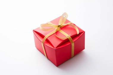 Beyaz arkaplanda kurdeleli hediye kutusu, yakın plan       