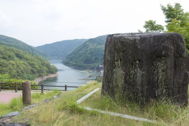Dağlardaki nehrin güzel manzarası