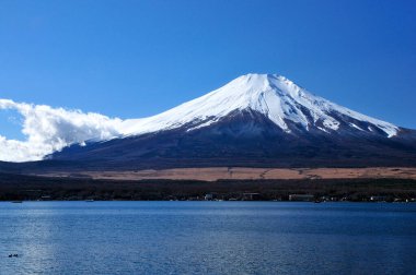 Japonya 'daki Fuji Dağı ve Gölü' nün güzel manzarası
