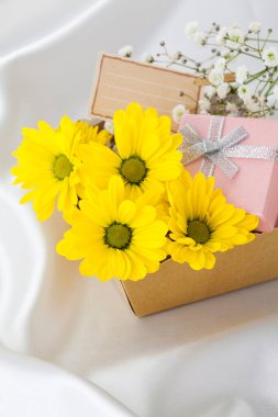 Çiçekler ve hediyeler dekore edilmiş masada.