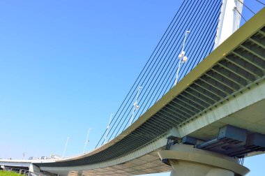 Tokyo, Japonya 'da mavi bulutsuz gökyüzüne karşı Katsushika Harp Köprüsü