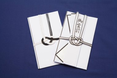 Arka planda cenaze töreni için Japon zarfları