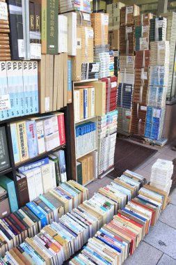 Satılık bir sürü kitap, Japonya 'da bir kitapçı.            
