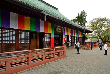 Çok sayıda ziyaretçiyle birlikte güzel antik Japon tapınağı manzarası.