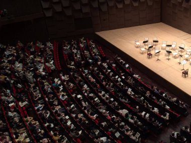 İnsanlar konferans salonunda oturuyorlar.