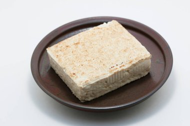 Tabakta bir parça tofu peyniri 