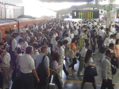 Japonya. Tren ve yolcularla dolu tren istasyonu.  