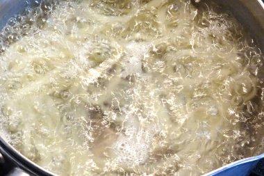 Tencere içinde yumurta kaynatıyorlar, yakın çekim görüntüsü.